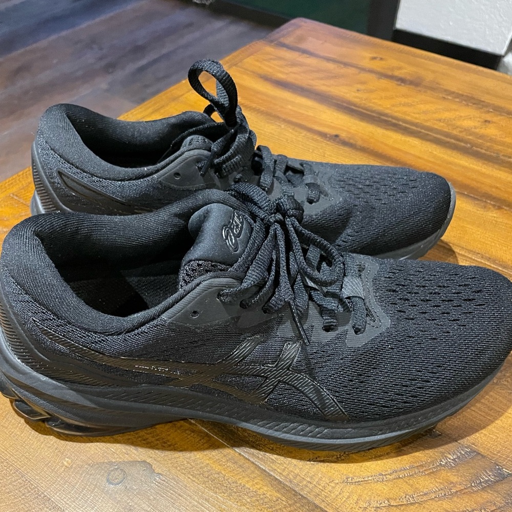 ASICS brand new never worn GT-1000 12 sneakers
